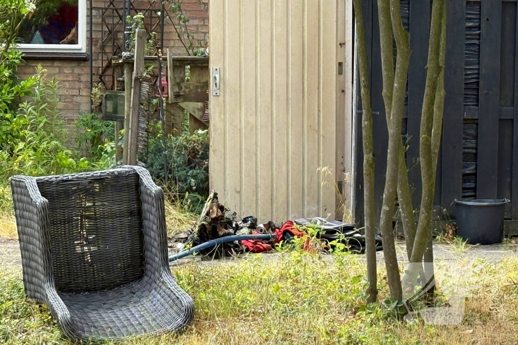 Houten schuurtje in brand
