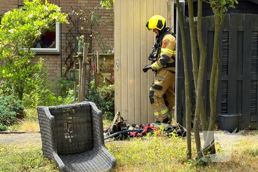 Houten schuurtje in brand