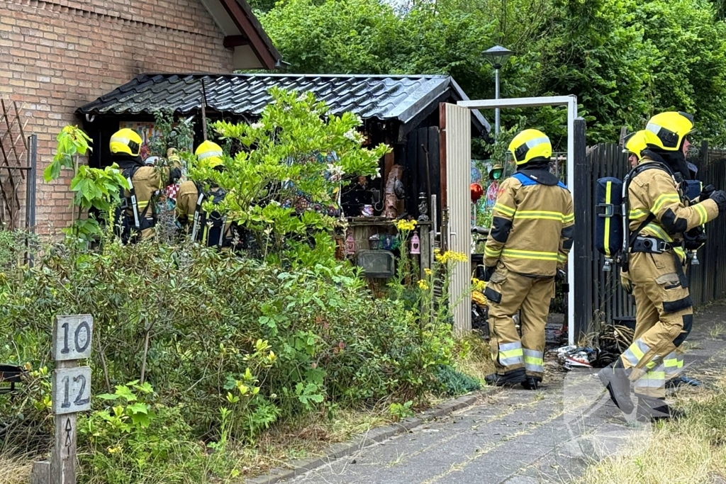 Houten schuurtje in brand