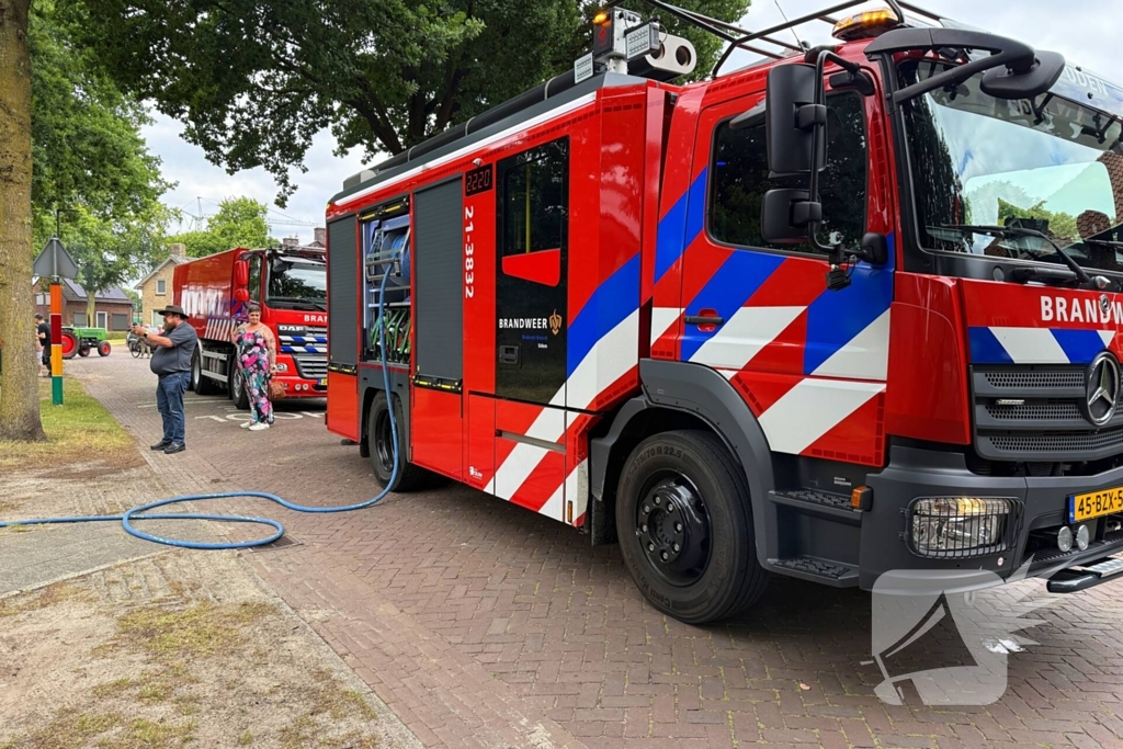 Houten schuurtje in brand