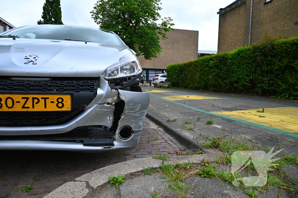 Flinke schade na botsing tegen muurtje