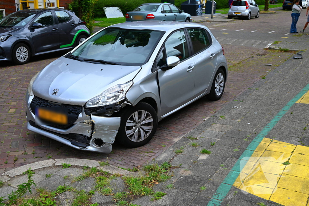 Flinke schade na botsing tegen muurtje