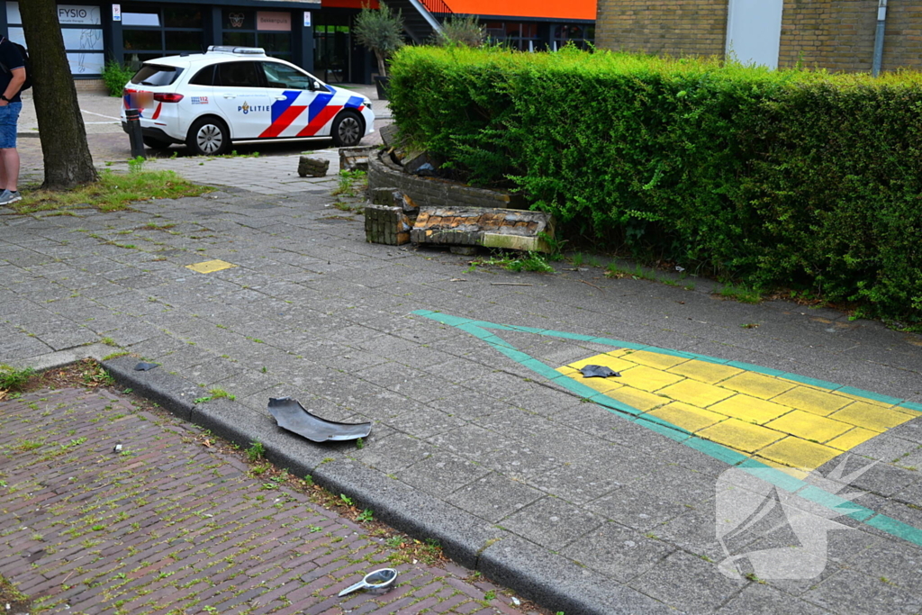 Flinke schade na botsing tegen muurtje