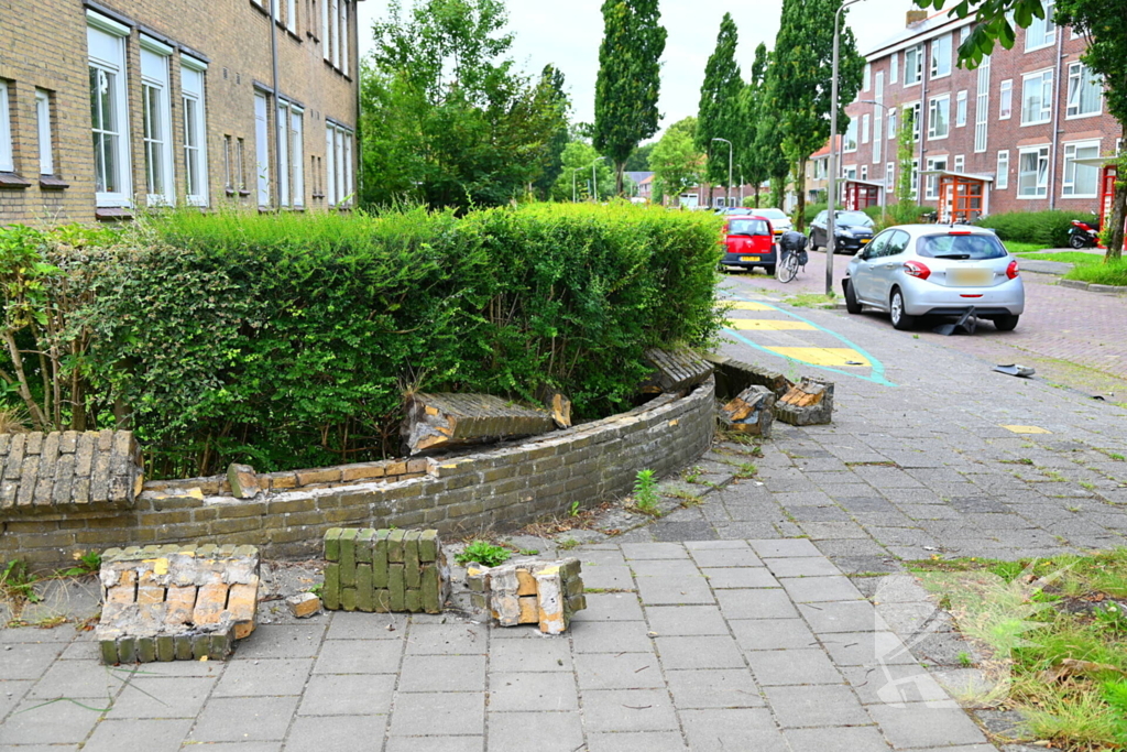 Flinke schade na botsing tegen muurtje