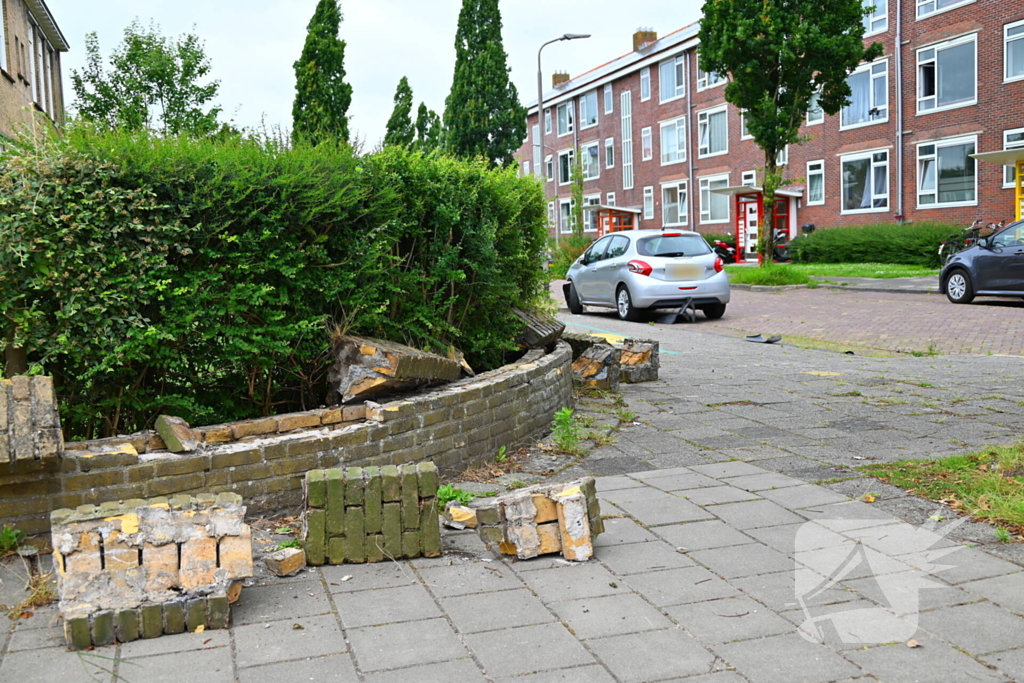 Flinke schade na botsing tegen muurtje