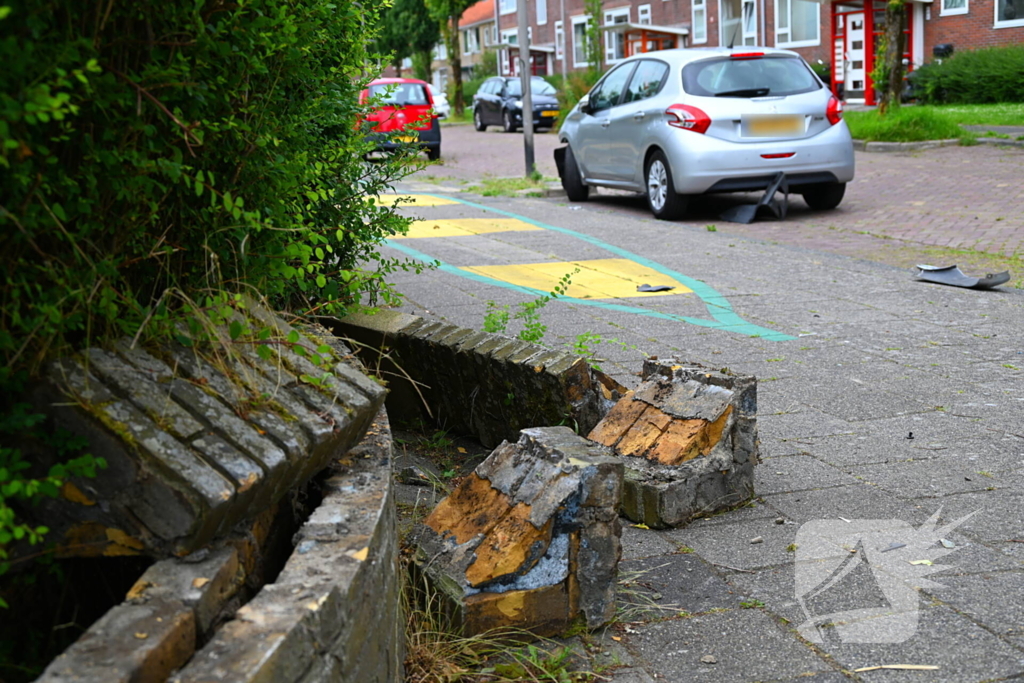 Flinke schade na botsing tegen muurtje