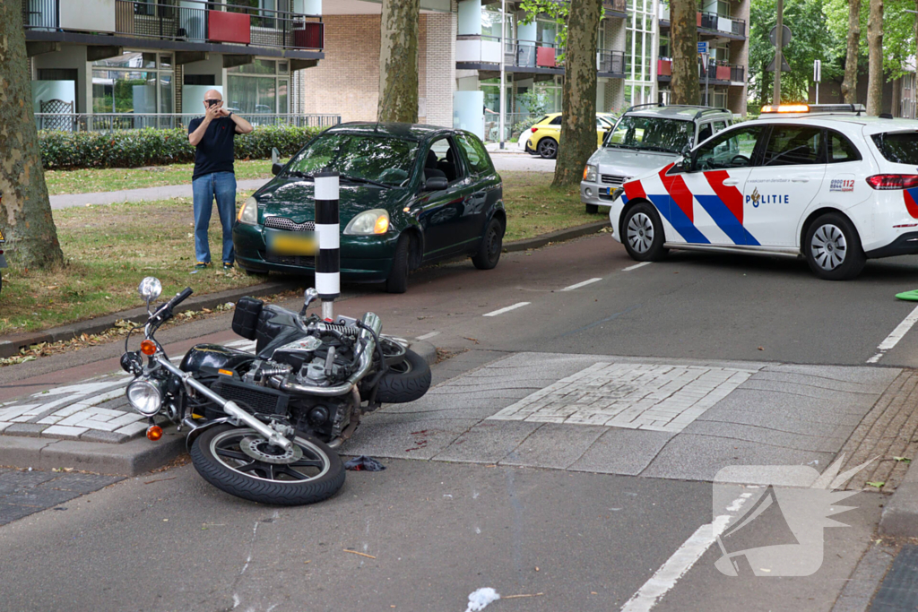 Motorrijder gewond na aanrijding met auto