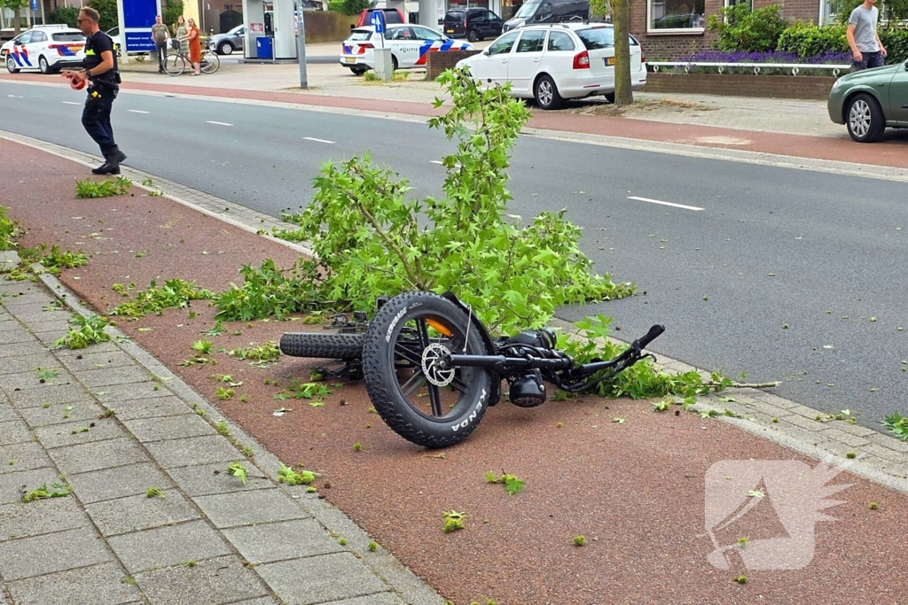 Fatbiker krijgt tak op hoofd en raakt zwaargewond