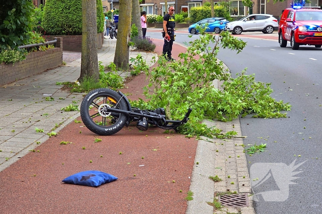 Fatbiker krijgt tak op hoofd en raakt zwaargewond