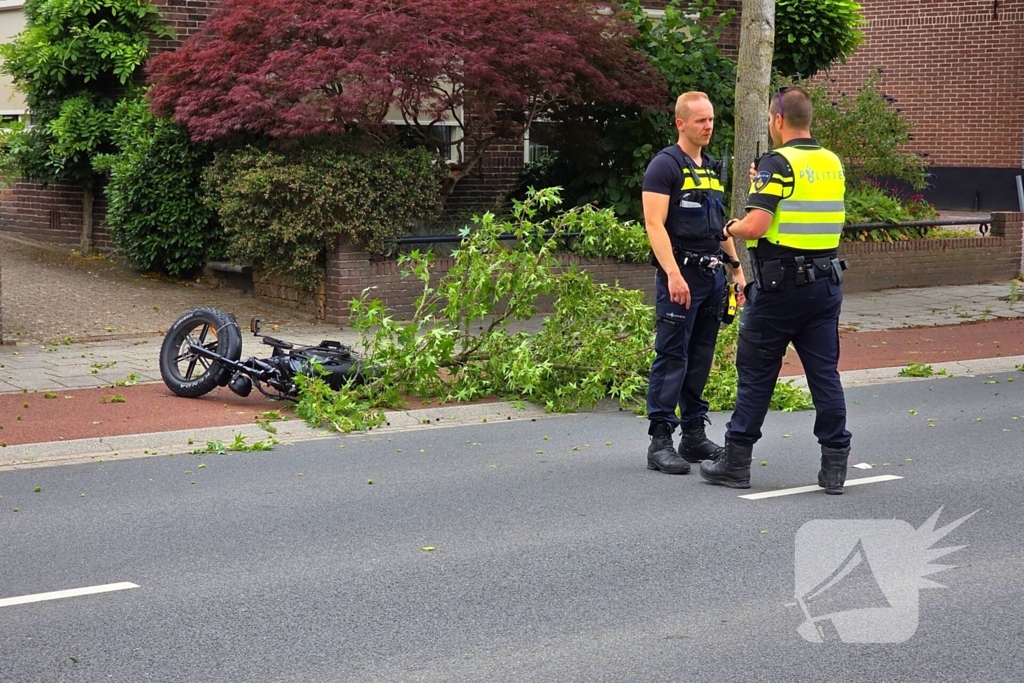 Fatbiker krijgt tak op hoofd en raakt zwaargewond
