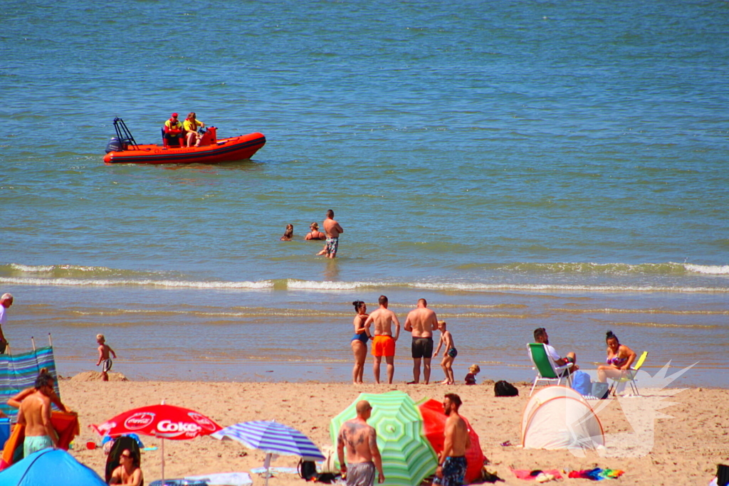 Mens en dier zoeken verkoeling aan het strand