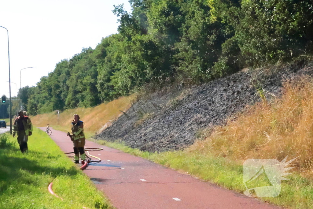 Berm vliegt in brand, brandweer voorkomt erger