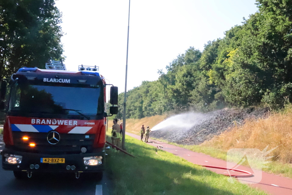Berm vliegt in brand, brandweer voorkomt erger