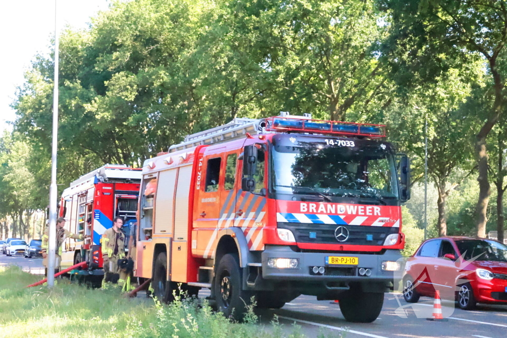 Berm vliegt in brand, brandweer voorkomt erger