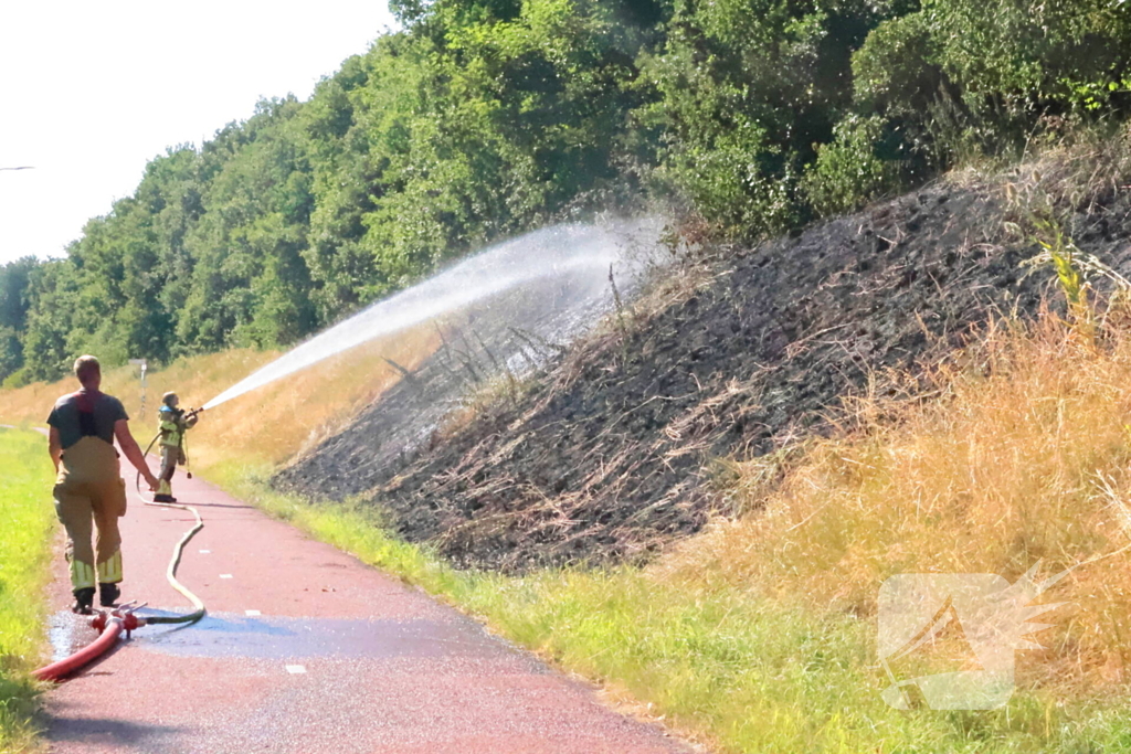 Berm vliegt in brand, brandweer voorkomt erger