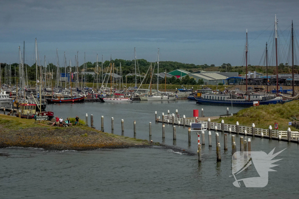 Nu al volop zomerdrukte in de haven op waddeneiland