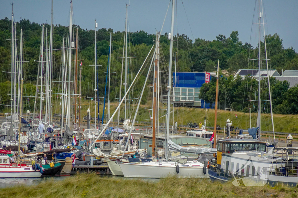 Nu al volop zomerdrukte in de haven op waddeneiland