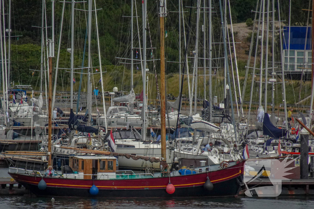 Nu al volop zomerdrukte in de haven op waddeneiland