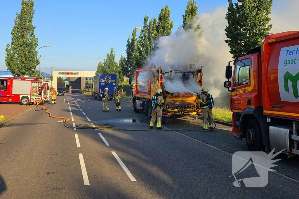 Vuilniswagen vat vlam