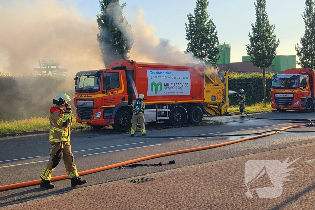 Vuilniswagen vat vlam