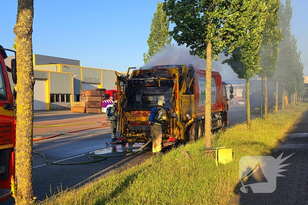 Vuilniswagen vat vlam