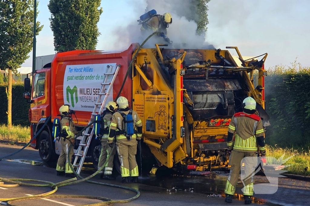 Vuilniswagen vat vlam