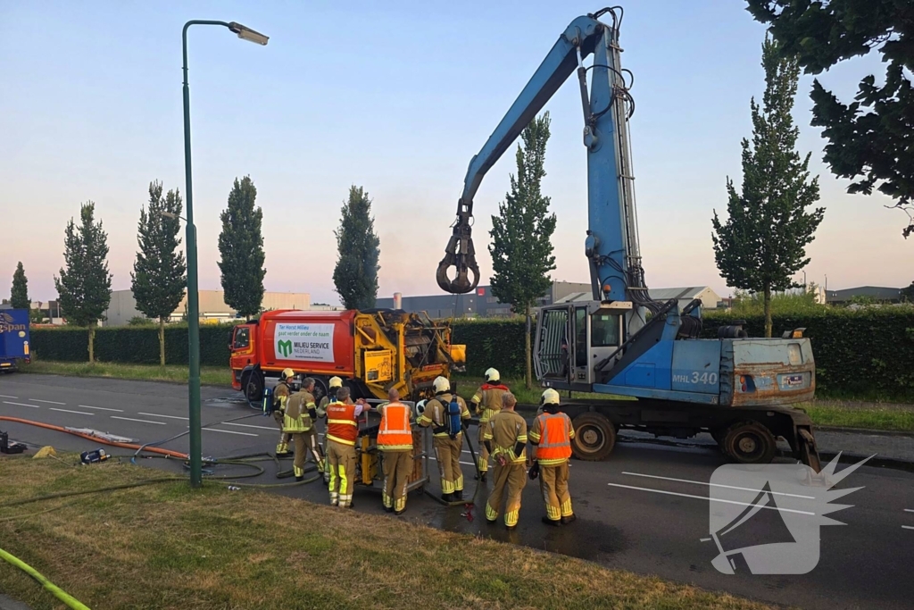 Vuilniswagen vat vlam