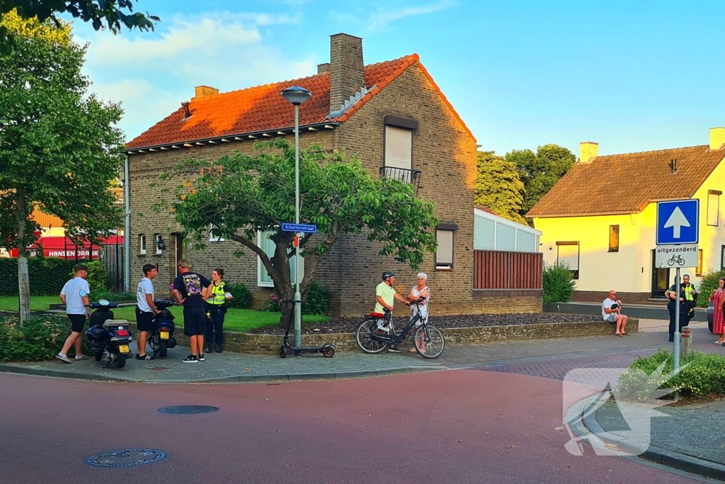 Scooterrijder gewond bij aanrijding met automobilist, die door rijdt