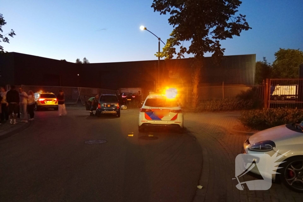 Auto crasht door hekwerk