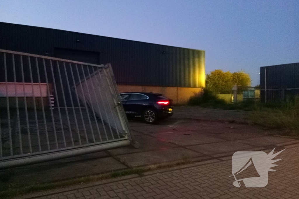 Auto crasht door hekwerk