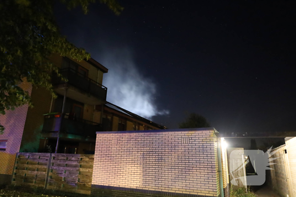 Explosie leidt tot brand in woning