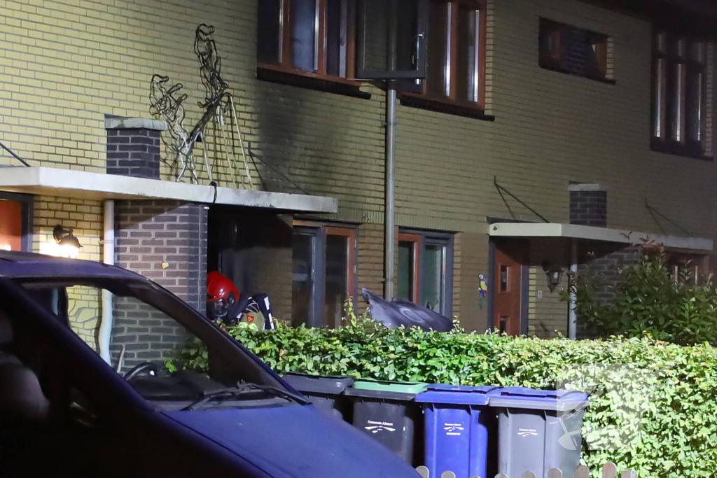 Explosie leidt tot brand in woning
