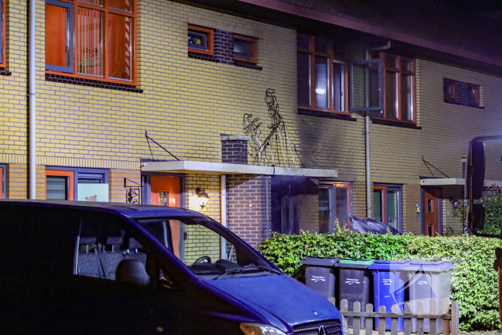 Explosie leidt tot brand in woning