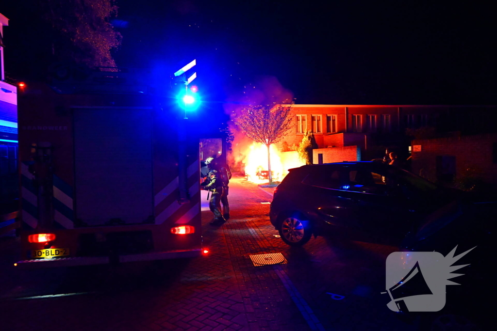 Geparkeerde auto in vlammen