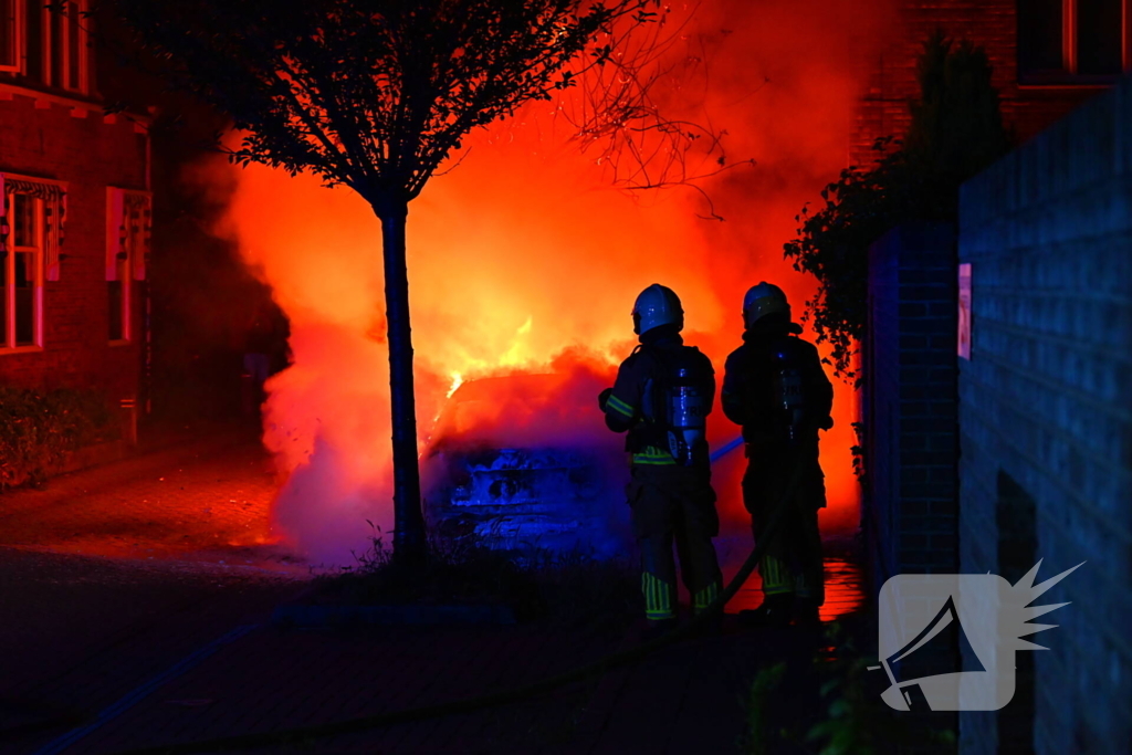 Geparkeerde auto in vlammen