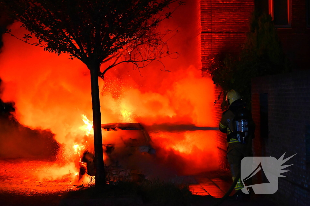 Geparkeerde auto in vlammen