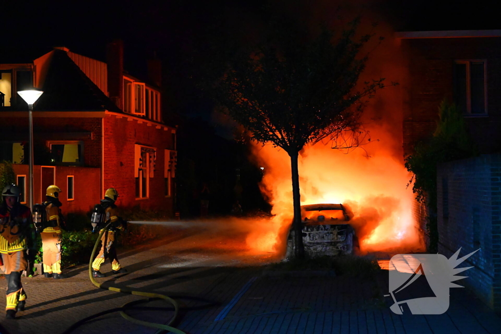 Geparkeerde auto in vlammen