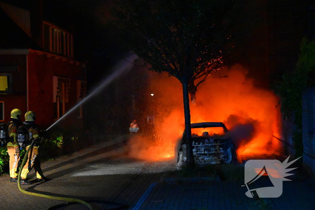 Geparkeerde auto in vlammen