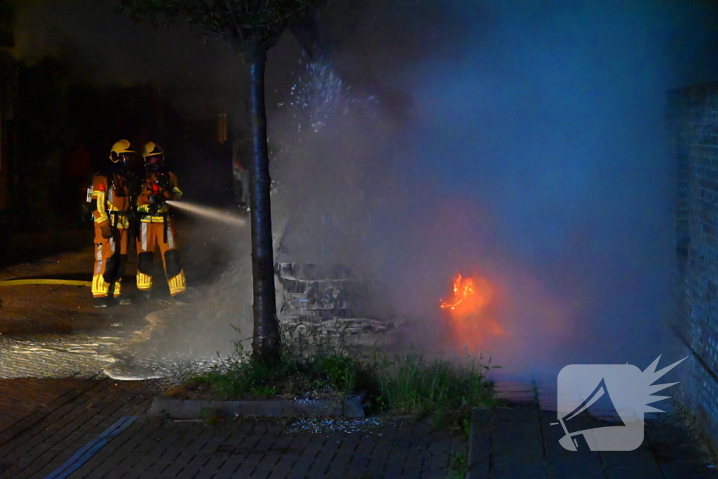 Geparkeerde auto in vlammen