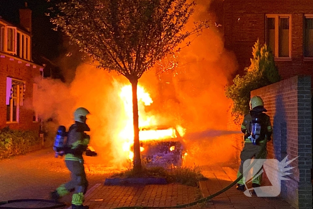 Geparkeerde auto in vlammen
