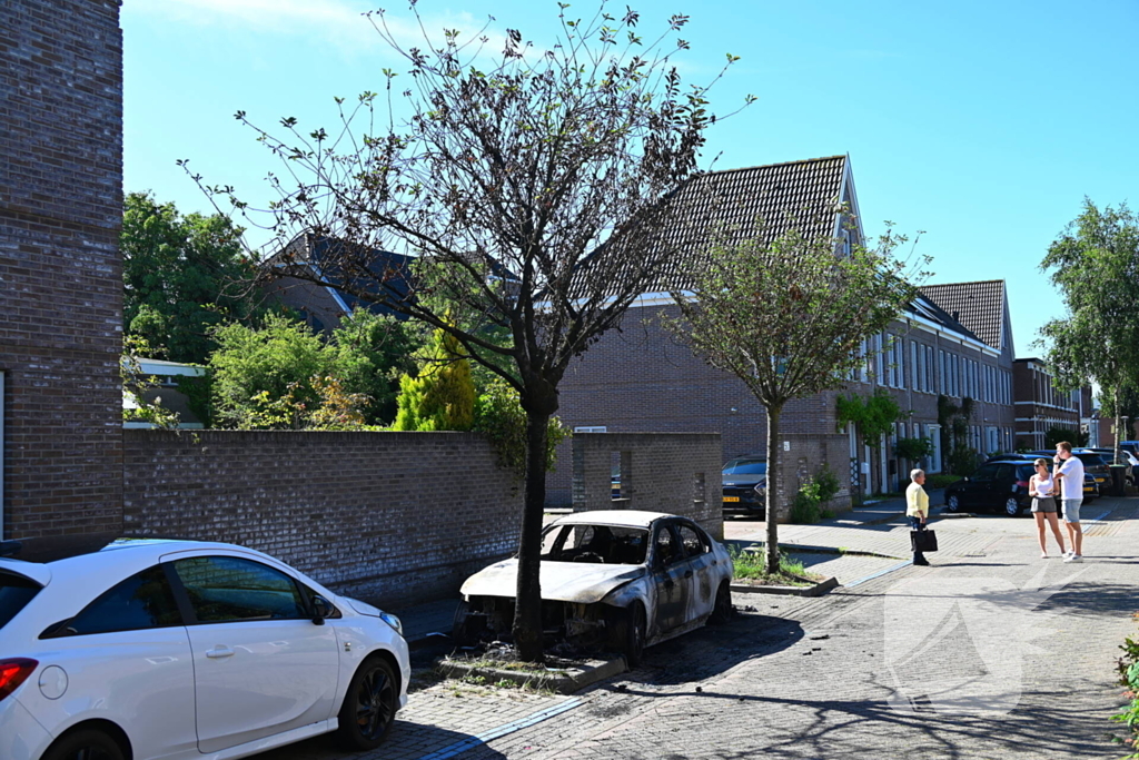 Geparkeerde auto in vlammen