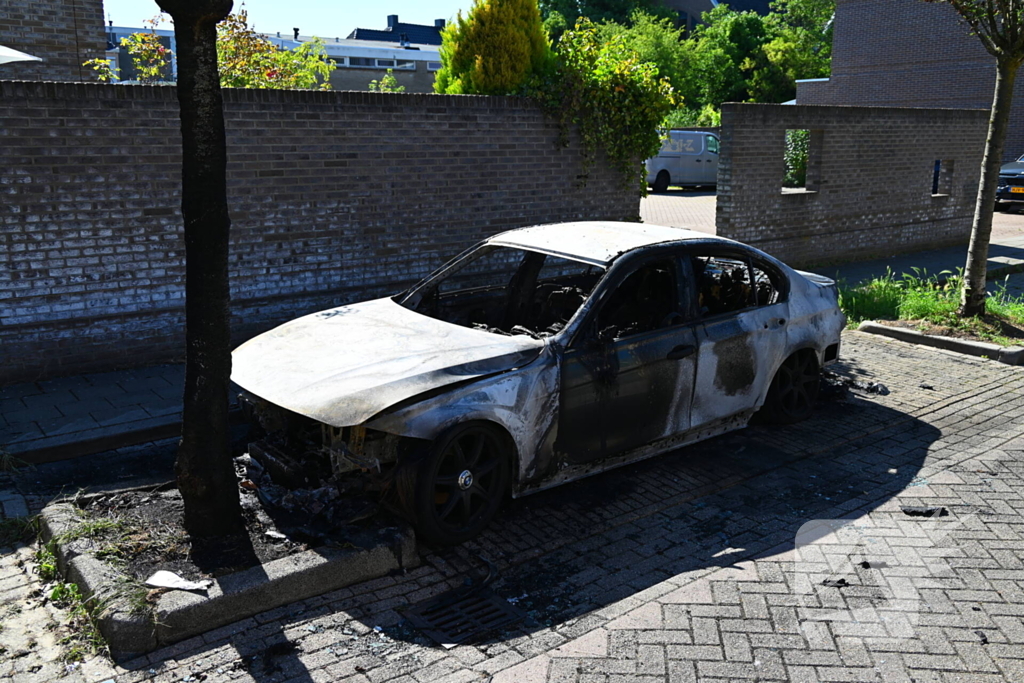 Geparkeerde auto in vlammen