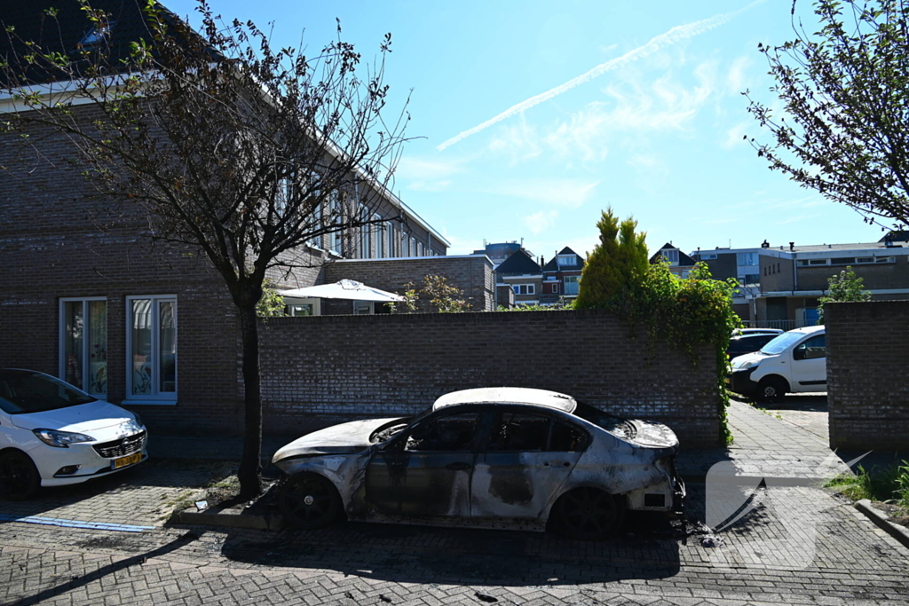 Geparkeerde auto in vlammen