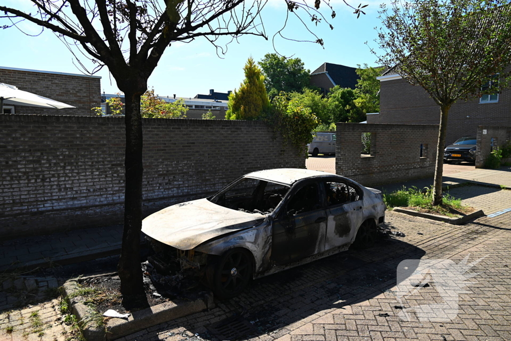 Geparkeerde auto in vlammen
