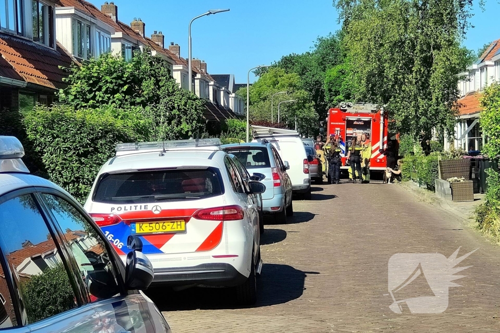 Brandweer ventileert woning na lek