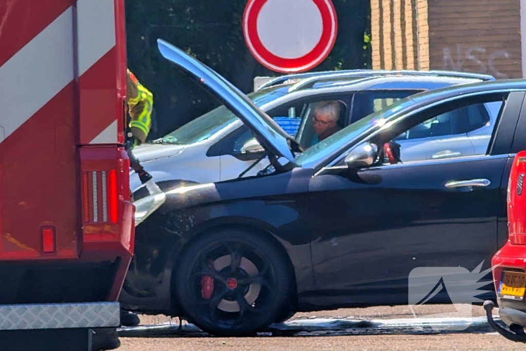 Brandweer blust auto op parkeerterrein