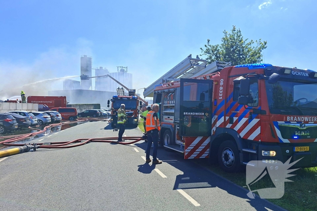 Grote industriebrand zorgt voor dikke rook