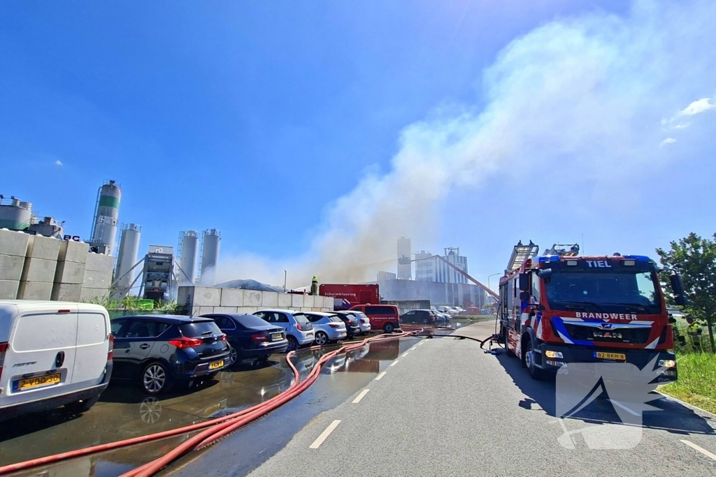 Grote industriebrand zorgt voor dikke rook