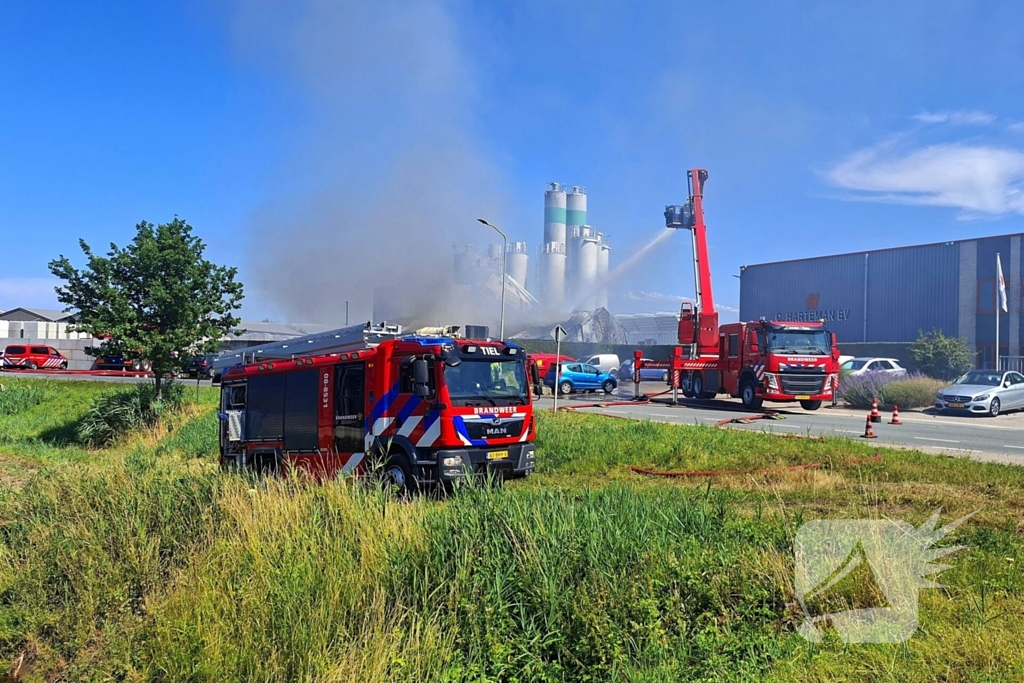 Grote industriebrand zorgt voor dikke rook