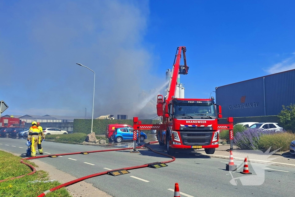 Grote industriebrand zorgt voor dikke rook